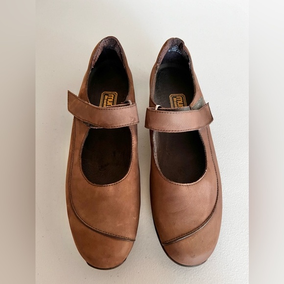 Munro Shoes - Munro American Alpine Nubuck Leather Mary Jane Shoes Size 9